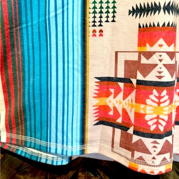 Fashion Express Vibrant Southwest Pattern V-Neck Top Sz L - Picture 11 of 16